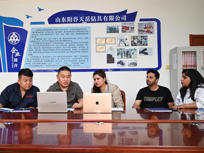 Clientes extranjeros acuden a la fábrica para firmar contratos.